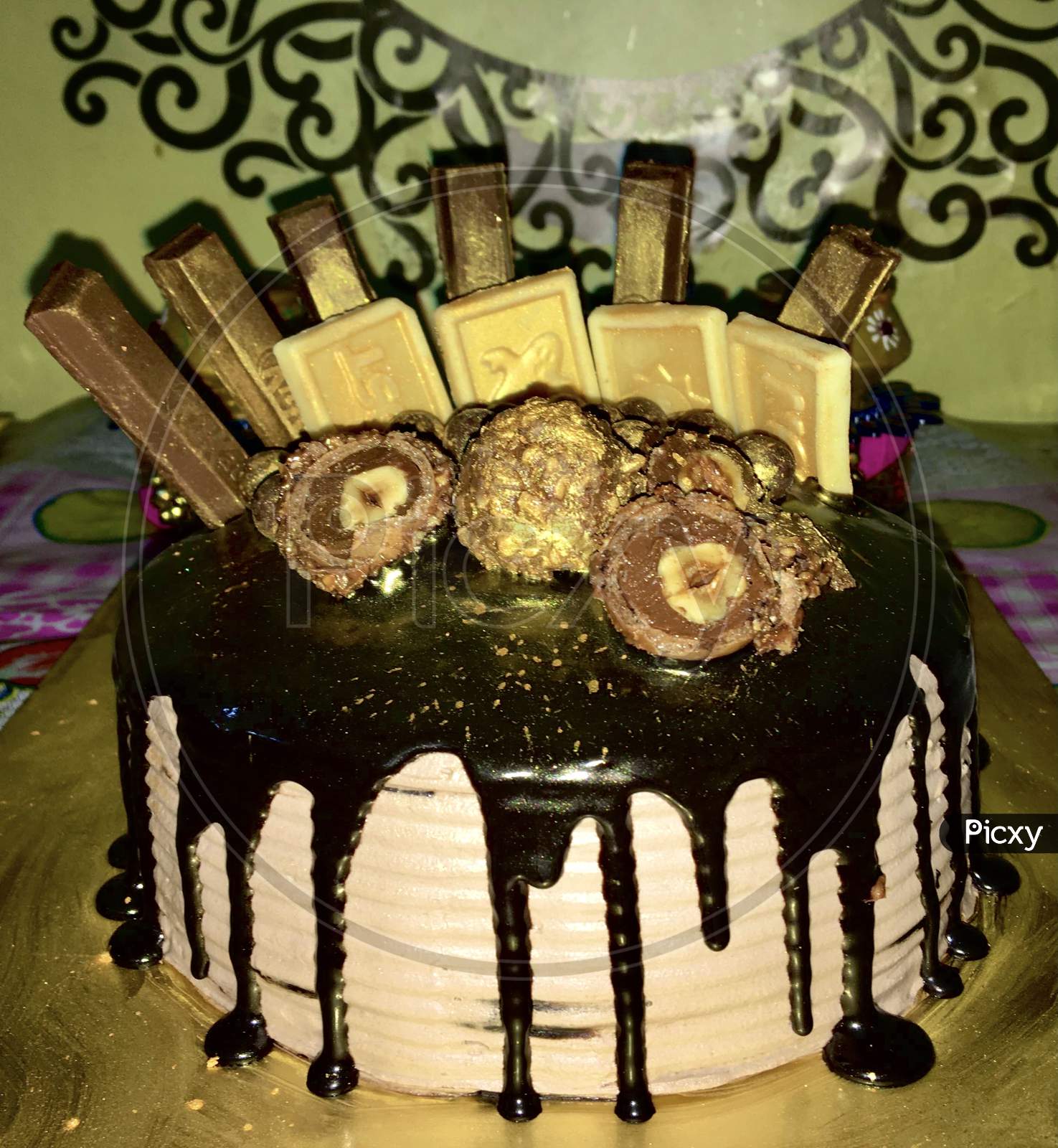 Happy Birthday Aishwarya Cake And Flower - Greet Name