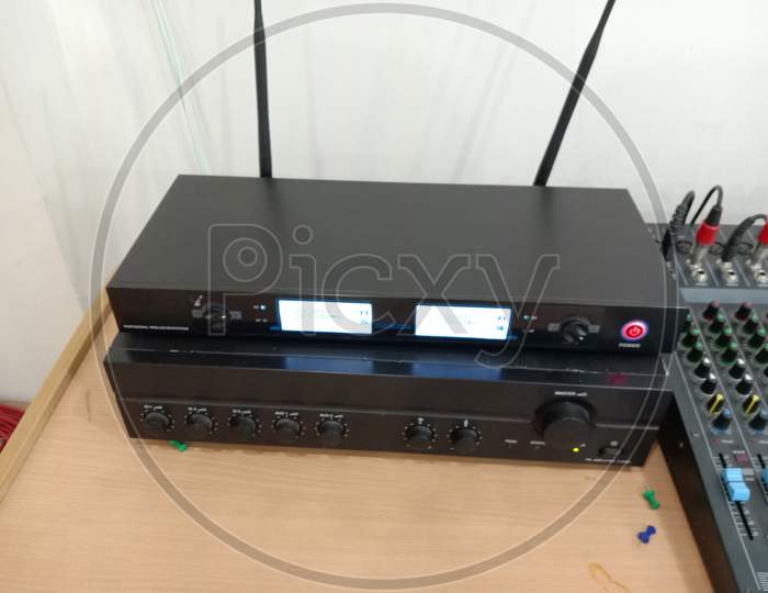 Black Colored Wireless And Portable Mixer Professional Audio Amplifier