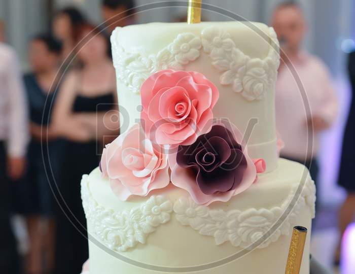 Wedding Cake With Red Roses Decoration