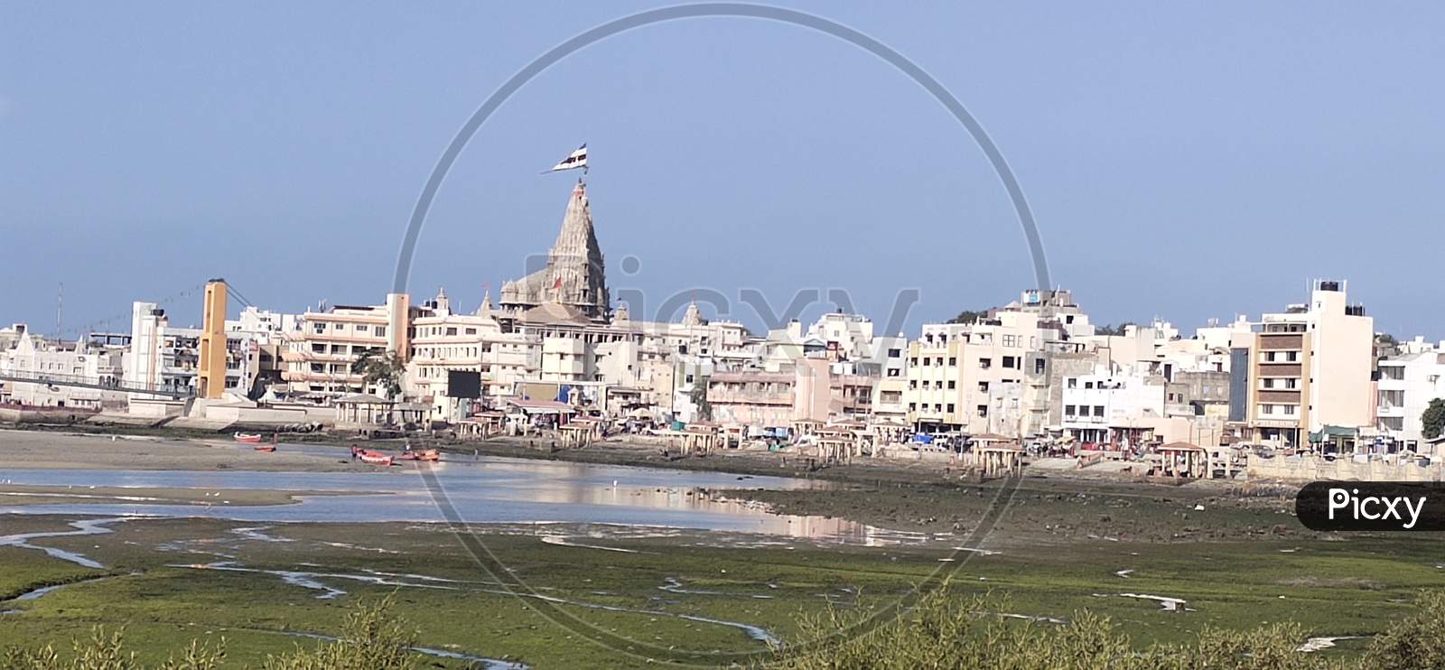 Night view of #Dwarkadhish #Temple. The Dwarkadish temple, or Jagat mandir,  the main reason for vi… | Photo background images, My photo gallery, Dwarka  temple night