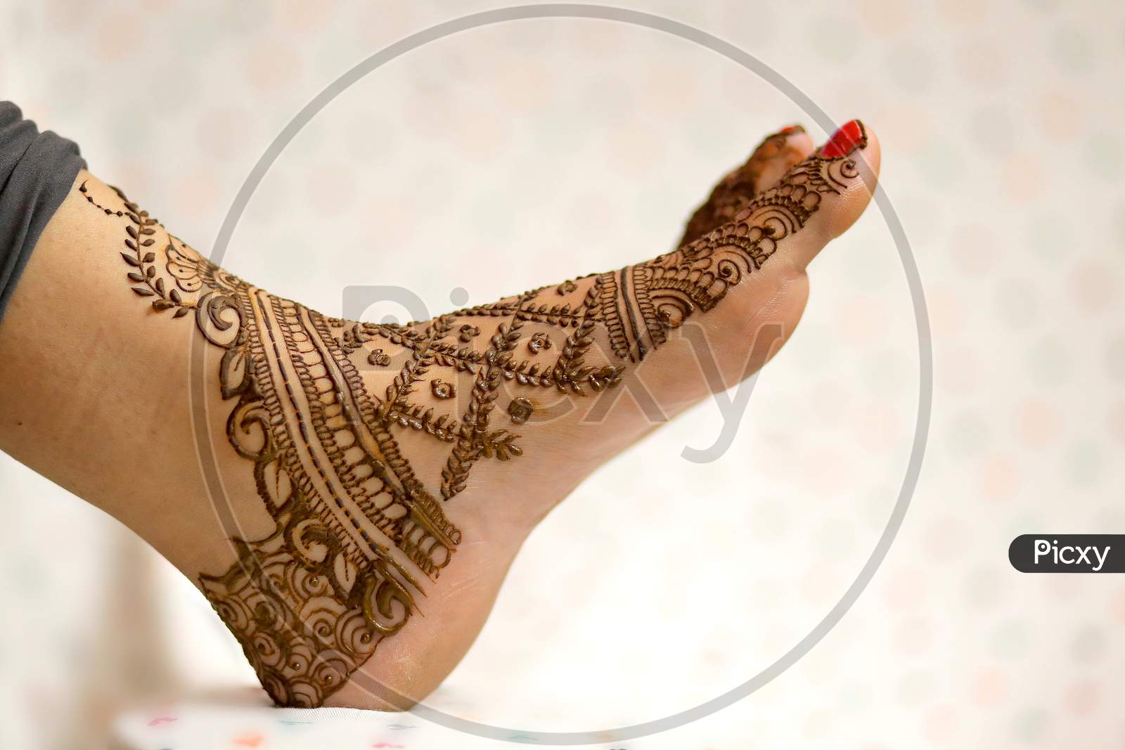 25 Elegant Mehndi Designs for Feet That Will Make You Stand Out! – Random  Talks