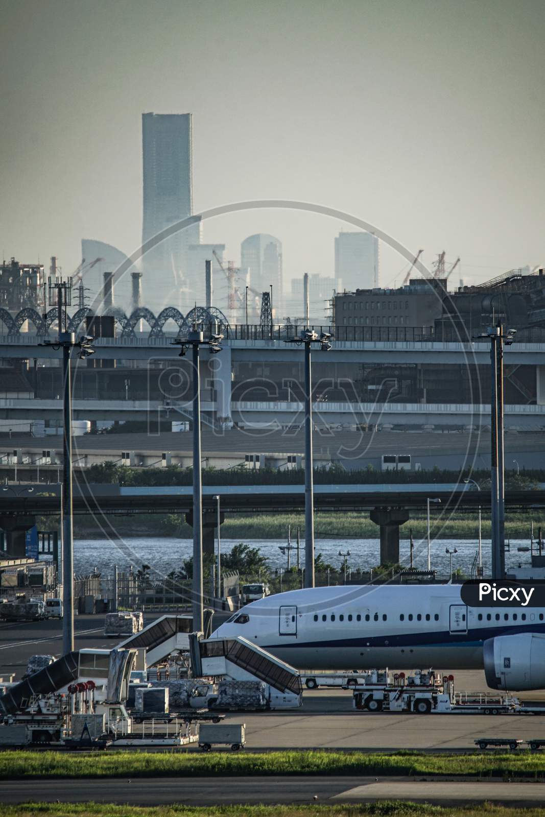 Silhouettes Of Airplanes And Cityscape (Haneda Airport)