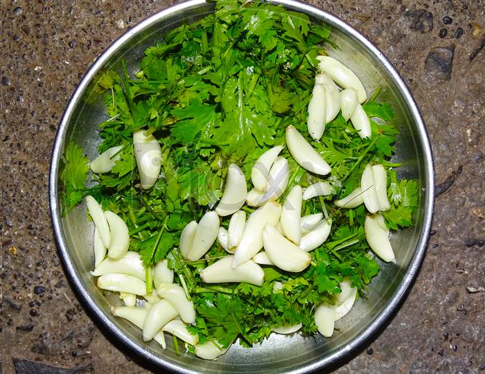 Cut the cilantro into a garlic dish