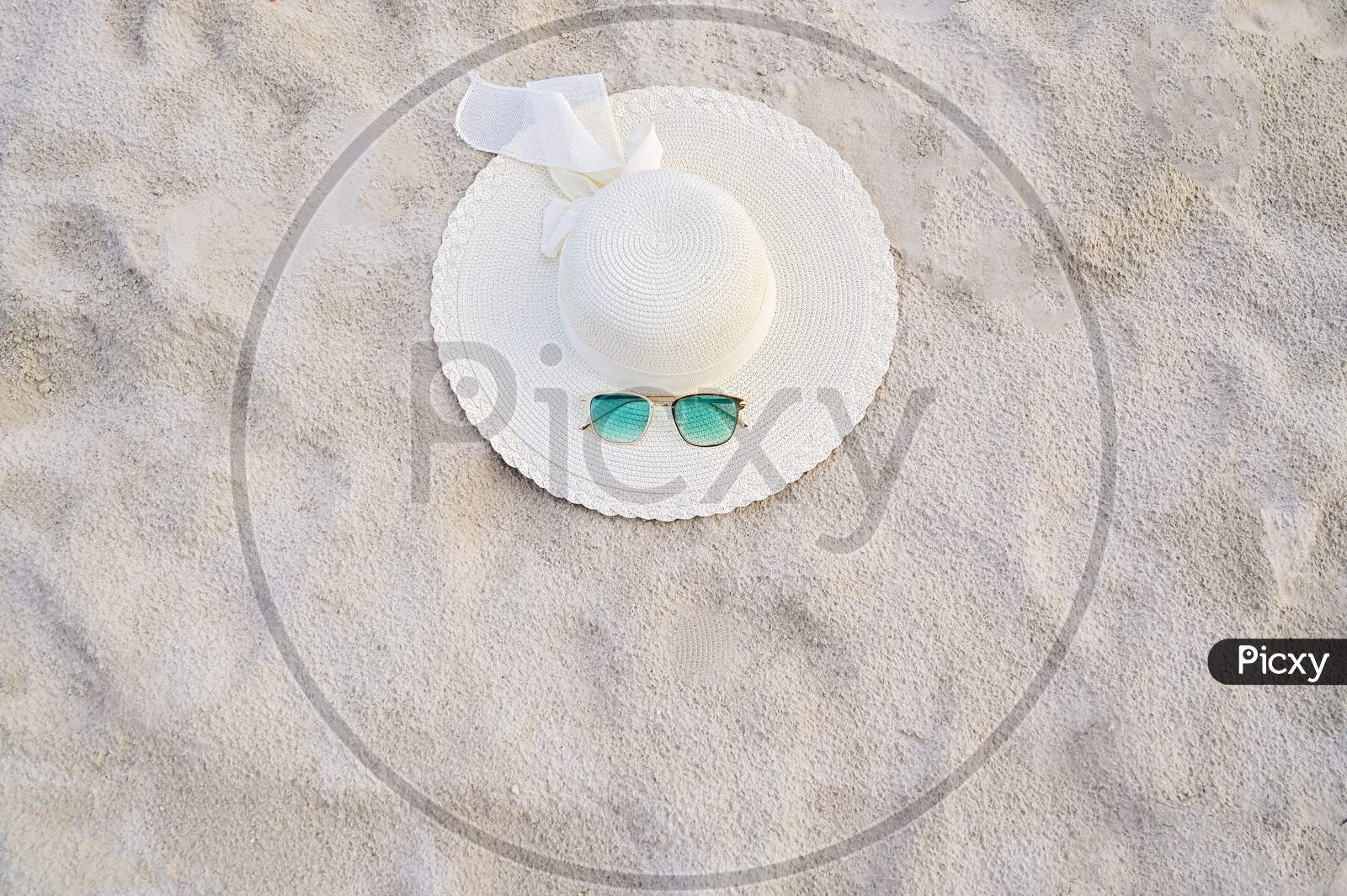 Hats And Glasses Are Located On The Sea Blue Sea Beaches On A Clear Day