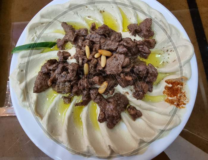 Hummus with Meat and nuts
