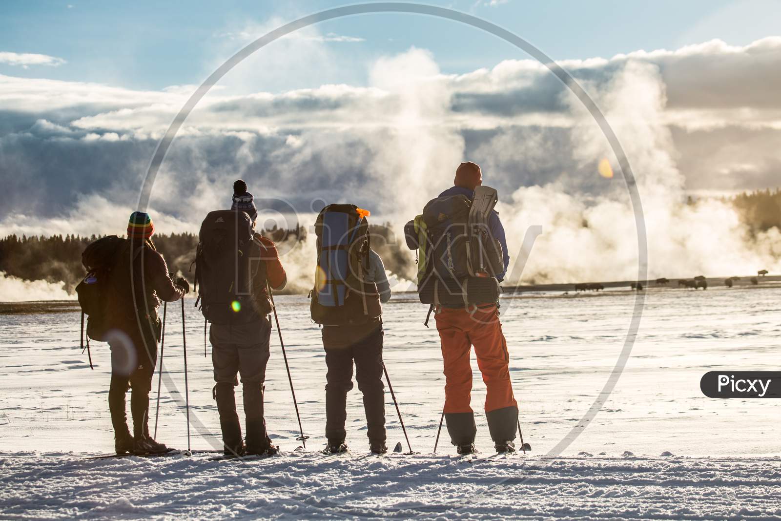 geysers in Iceland. Fantastic kolory.Turysty watch the beauty of 6628257  Stock Photo at Vecteezy