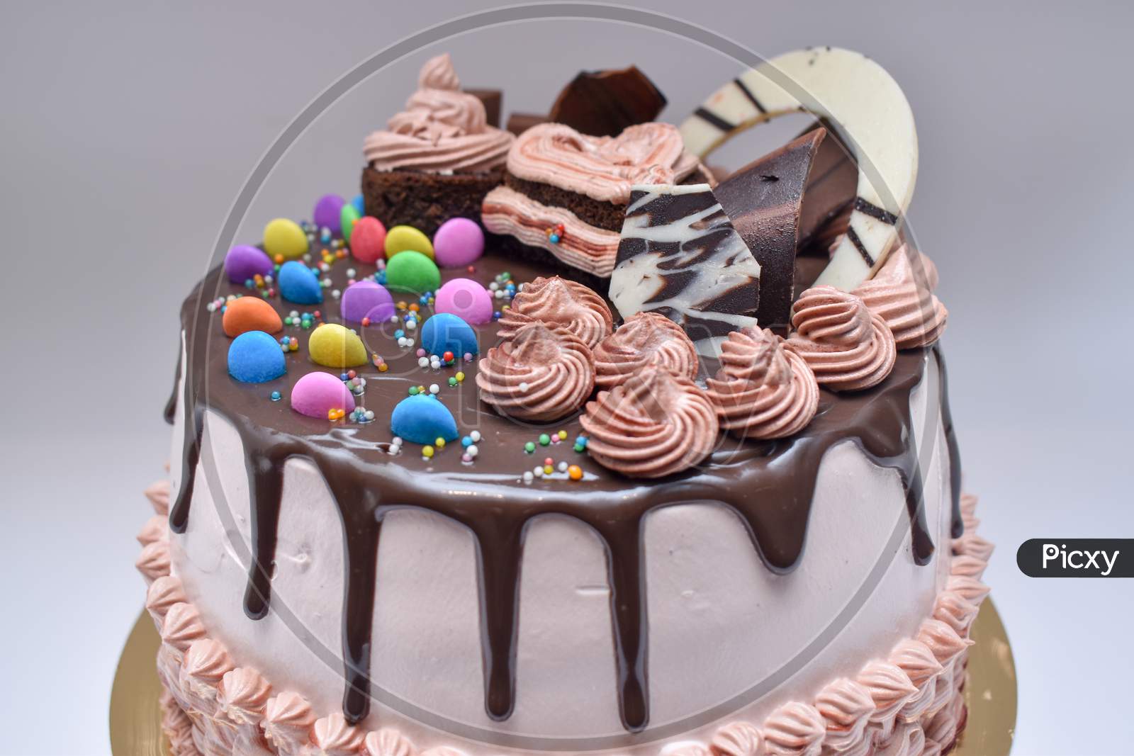 Chocolate Ball, Gems & KitKat Cake