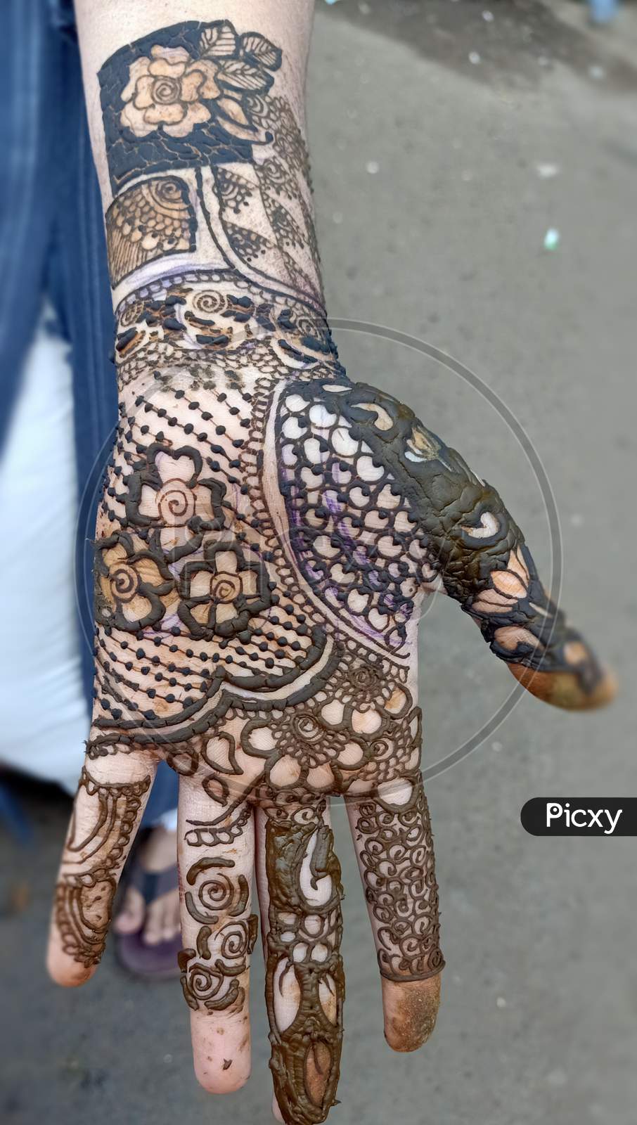 Indian style mehndi design!.. DM for order and classes...  @mehendi_artist_shenaaz #indianmehndi #indianwedding #mehandi  #mehndilovers… | Instagram