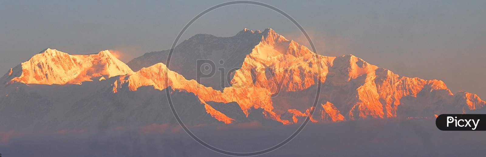 majestic snowcapped himalaya and mount kangchenjunga during sunrise from lepcha jagat near darjeeling in west bengal, india