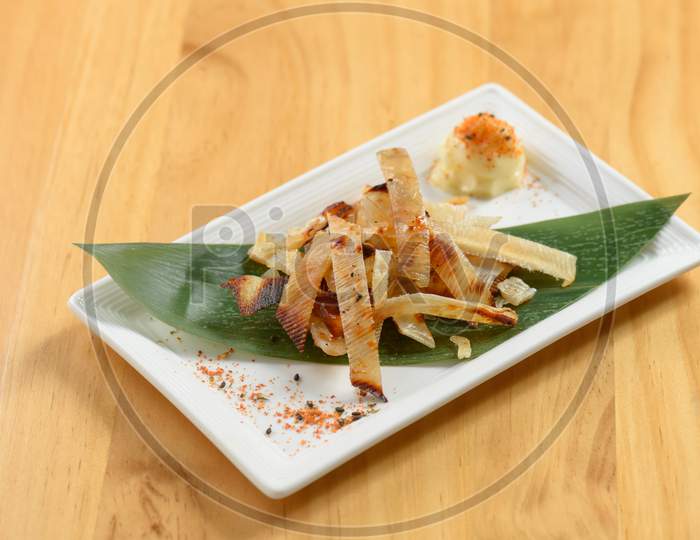 Fried Ei Hire On Banana Leaf On White Tray Isolated On Wooden Background Top View