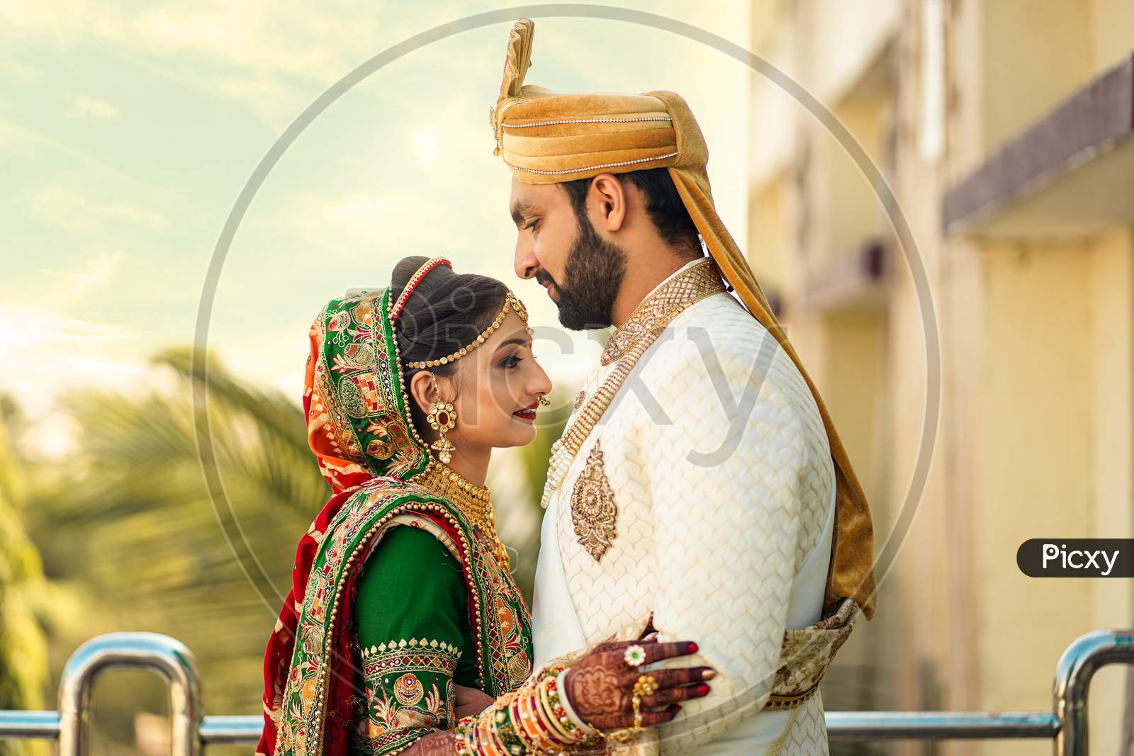 17 Beautiful Wedding Poses for the Bride and Groom