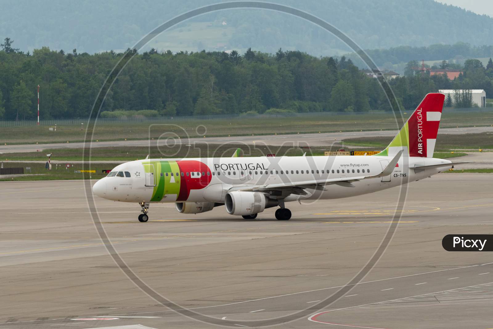 Image of Cs-Tns Tap Air Portugal Airbus A320-214 Jet In Zurich In
