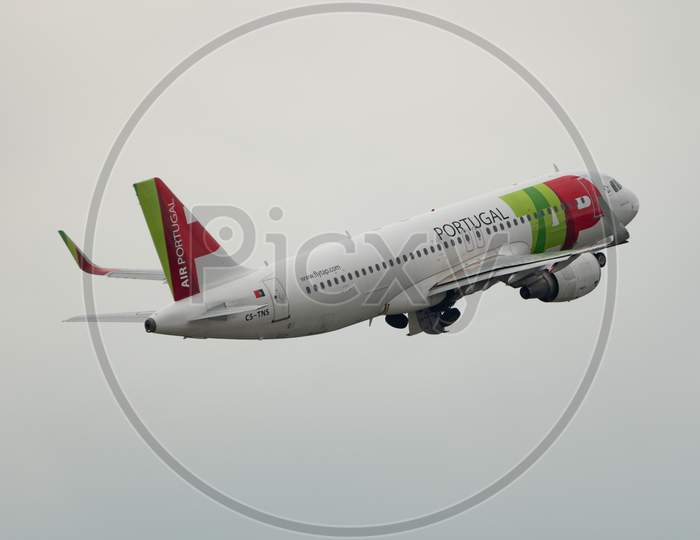 Image of Cs-Tns Tap Air Portugal Airbus A320-214 Jet In Zurich In
